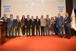 Gıda Tarım ve Hayvancılık Bakanlığı’nda, Tarım Bakanlığı, Türkiye Ziraat Odaları Birliği ve Birleşmiş Milletler Gıda ve Tarım Örgütü (FAO) işbirliğinde “Göç, gıda güvenliği ve kırsal kalkınma” teması altında 16 Ekim Dünya Gıda Günü toplantısı düzenlendi.